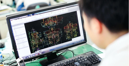 オフィスのパソコンで設計図を制作する設計職の写真