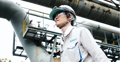 工場の敷地内で歩く施工管理職の写真