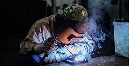 工場内で鉄骨を溶接する整備職の写真