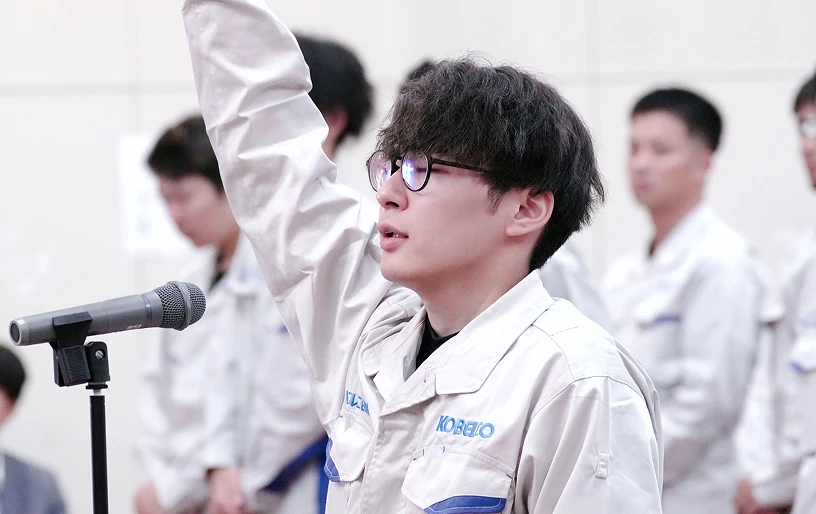 技術技能競技大会 開会式で選手宣誓している写真